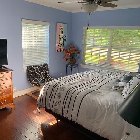 Wilton Manors A Mens Oasis Bed & Breakfast Exterior photo